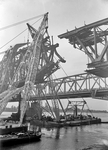 836252 Afbeelding van de werkzaamheden ten behoeve van het herstel van oorlogsschade aan de spoorbrug over de Waal te ...